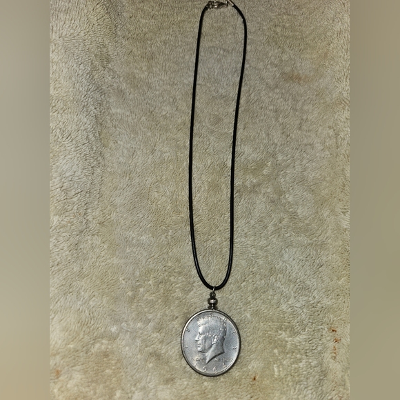 STERLING SILVER 1964 HALF DOLLAR COIN ON LEATHER ROPE. MEASUREMENTS IN PHOTOS 📸 - Picture 3 of 4